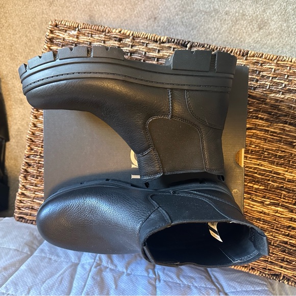 New Men’s UGG Boots - Picture 5 of 10